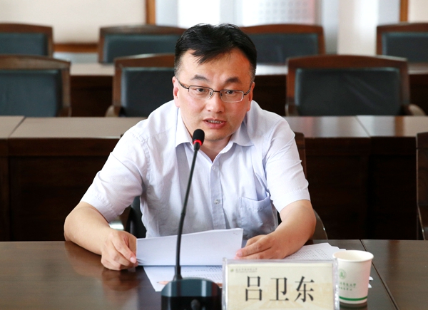 委员会来我校调研会上,吕卫东向冯家臻一行简要介绍了我校的基本情况