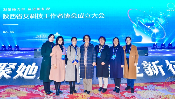 a218f664d15146668b18bab19d26d96f.jpg 部分女代表合影.jpg