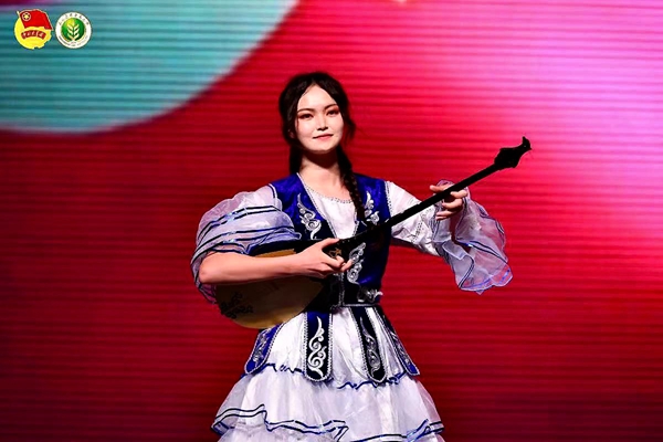 2丽娜·托坎 个人风采照_副本.jpg