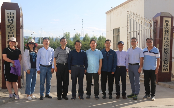 在固原试验站合影留念_副本.jpg