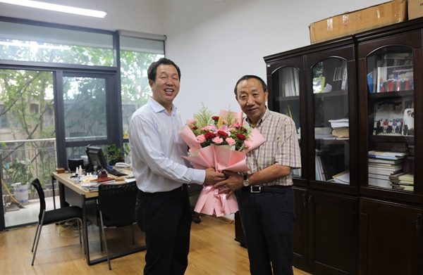 bb035fdfcc8f4a909d8073bbe011639d.jpg 校党委副书记徐养福看望慰问霍学喜教授2_副本.jpg