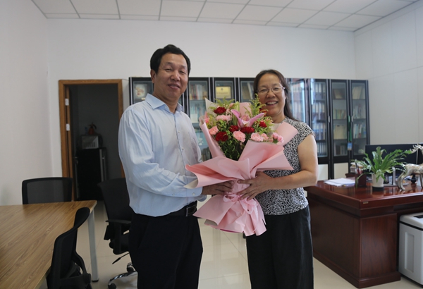 fc71868c8e0f44fd8e027bd61e9959a5.jpg 校党委副书记徐养福看望慰问黄丽丽教授4_副本.jpg