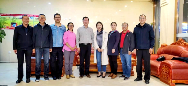 2a41b0fc40864f669d268720fe7f84ff.jpg 徐养福与林芝部分校友合影留念_副本.jpg