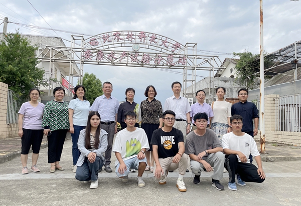 与安康水产试验站师生合影留念_副本.jpg