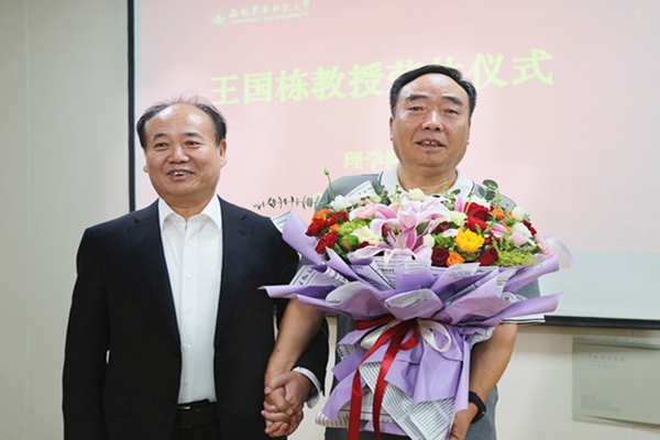 92b2a5d04225453c947791192c9913d6.jpg 陈校长赠送鲜花_副本.jpg