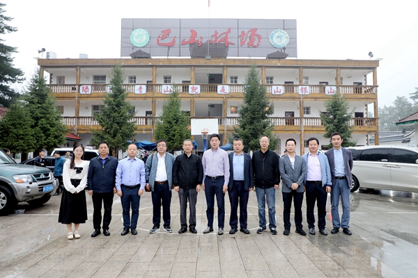 李兴旺一行赴巴山林场调研并看望慰问研究生助力团成员_副本.jpg