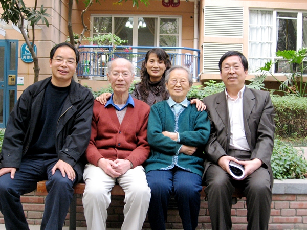 e787885effe24d6ba017e1830d6d89fa.jpg 2007年学生看望_副本.jpg